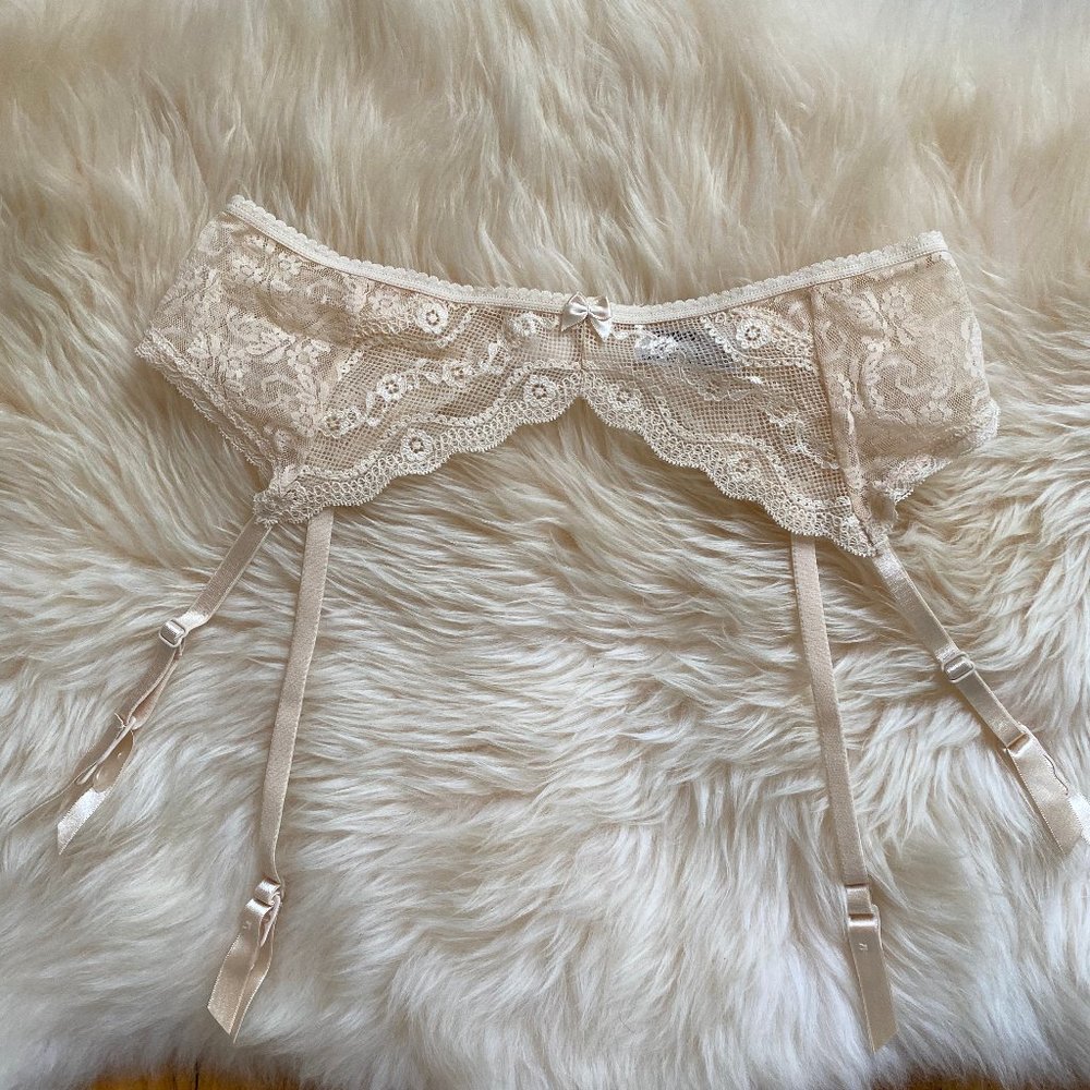 Wacoal b.temt'd Lace Kiss Garter Belt
